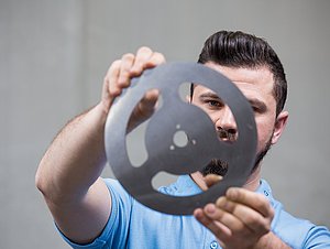 Bild Qualitätssicherung Handwerker mit Werkstück